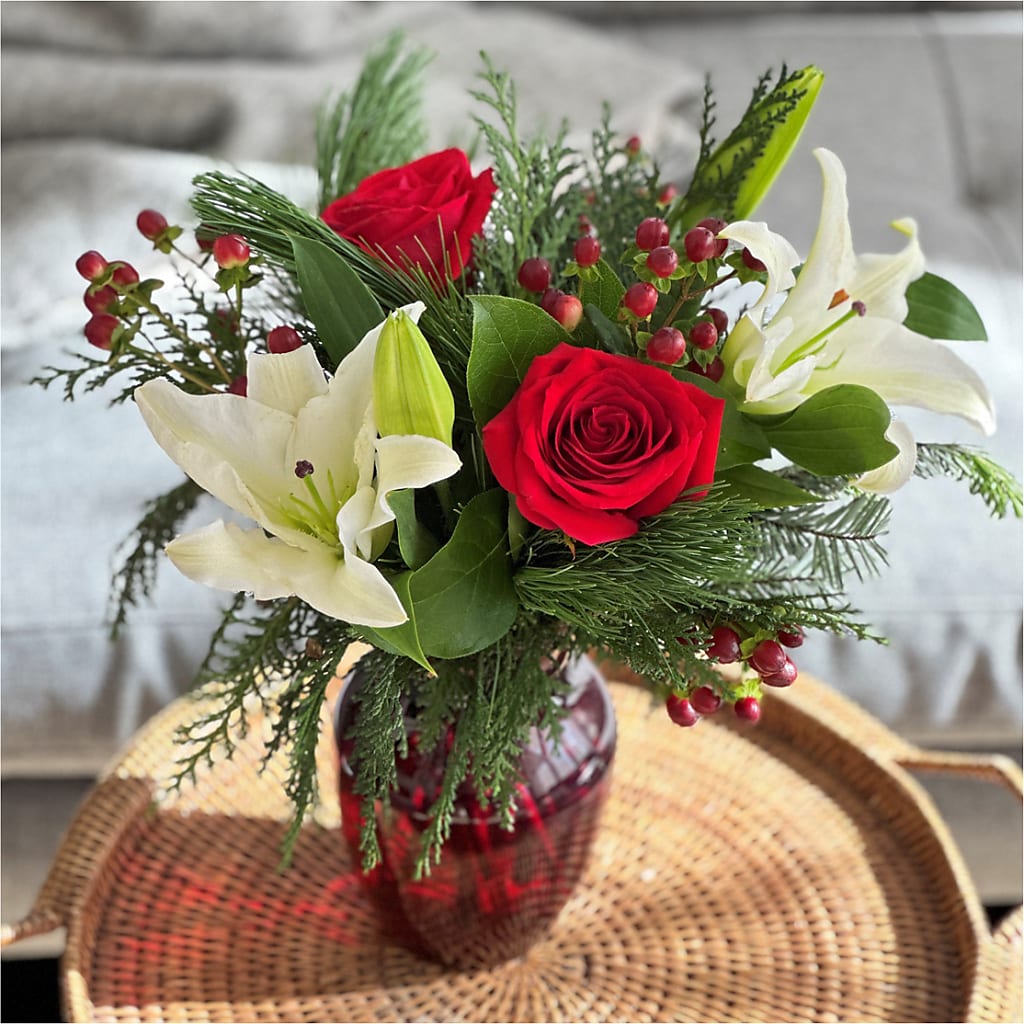 Evergreen Delight Bouquet – MOREE'S FLORIST & MORE, Columbia MS